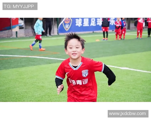 跟足球球星一起训练的神秘人物揭秘他们的幕后故事和训练秘籍